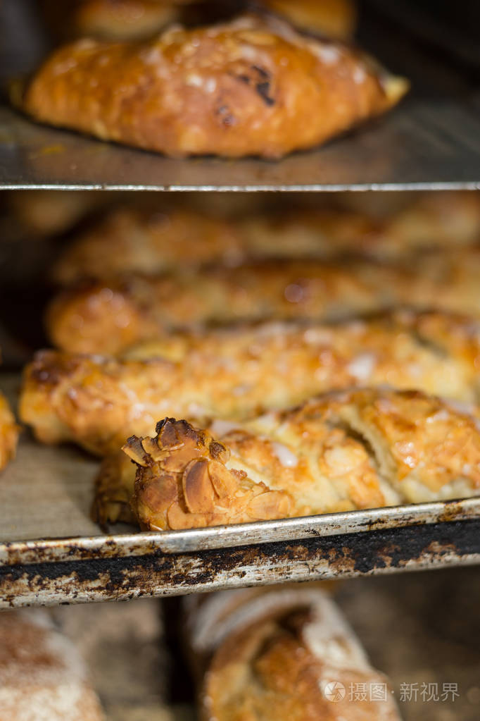 在一个带有金色棕色美味颜色的烤箱里烤糕点和面包