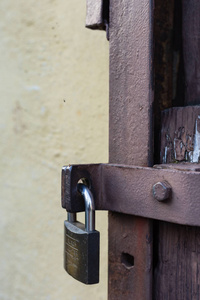 历史城市后院老式门锁图片