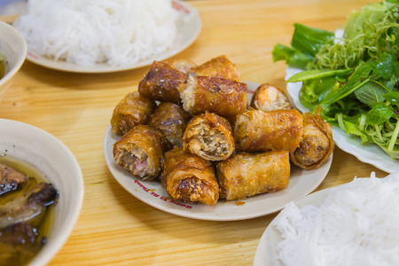 馍是越南北部的一种面条，里面有烤猪肉和新鲜的草药