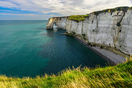美丽的风景,可以看到埃特雷特悬崖峭壁和美丽的著名海岸线诺曼底法国