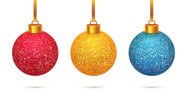 矢量集3个彩色火花和闪亮的圣诞玩具隔离在白色背景。 美丽的圣诞节，红色的金色和蓝色的水晶球与霜雪效果装饰。