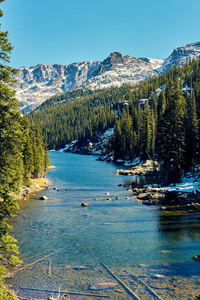 风景秀丽的弗纳湖，岩石和山脉，岩石山国家公园在科罗拉多美国。