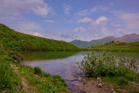 高加索山脉的山地湖泊