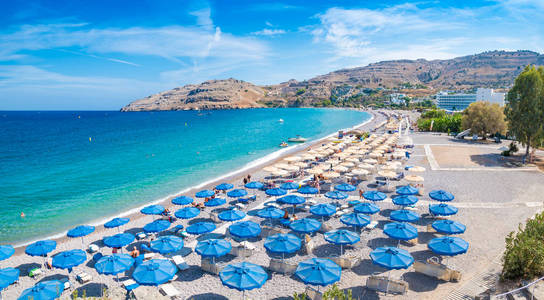 酒店度假村附近Vlycha海滩的日光浴床和雨伞罗兹希腊