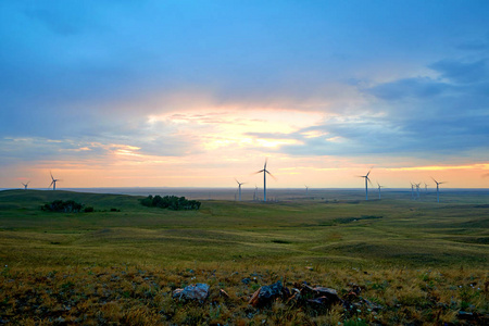风力发电站。 风电场是一组风力涡轮机，位于用于生产电力的同一地点