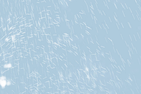浅蓝色调雨滴的抽象背景
