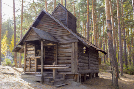 森林里废弃的小屋