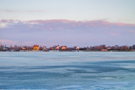基辅的冰冻的第聂伯河，对岸有房子