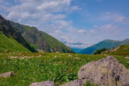 高加索山脉的山地湖泊