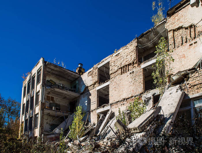 切尔诺贝利地区的学校废墟.秋天阳光明媚