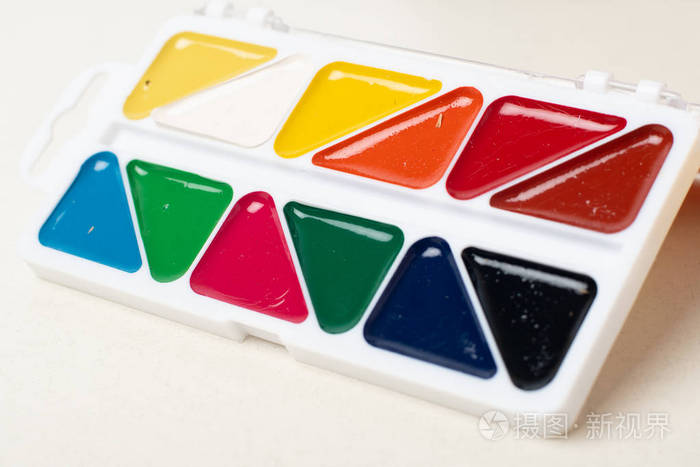 十二种不同的水彩颜料供儿童特写