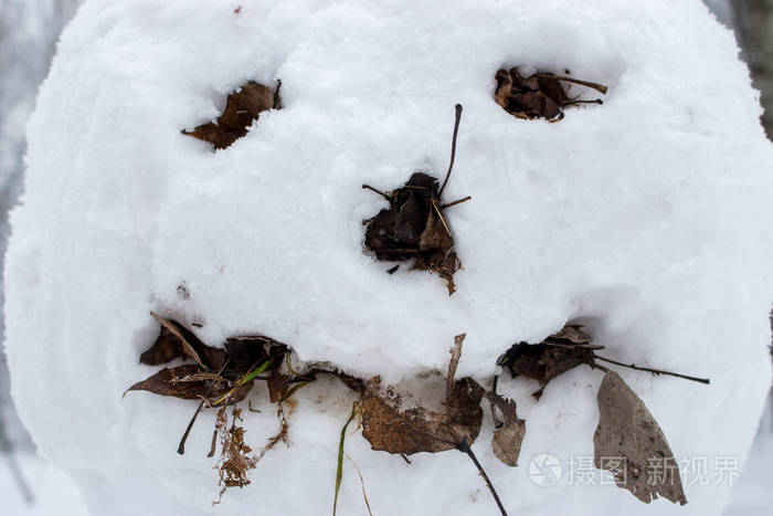 雪人的头微笑着靠近。圣诞快乐。新年庆典。霜雪背景..冬季户外装饰。可怕的雪人。