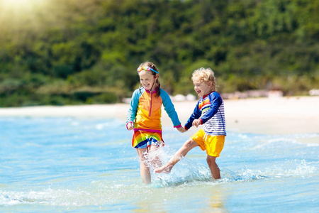 海洋和岛屿的乐趣.与幼儿一起旅游.亚洲假日.照片