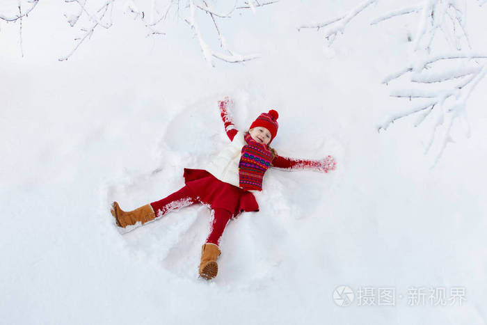 在阳光明媚的冬天早晨 孩子们做雪天使 孩子们冬天的户外乐趣 家庭圣诞假期 暴风雨过后 小女孩在雪 地里玩耍 圣诞节户外活动的孩子 照片 正版商用图片13yosk 摄图新视界 在阳光明媚的冬天早晨 孩子们做雪天使 孩子们冬天的户外乐趣 家庭圣诞假期 暴风雨过后 小女孩在雪 地里玩耍 圣诞节户外活动的孩子 照片 正版商用图片13yosk 摄图新视界