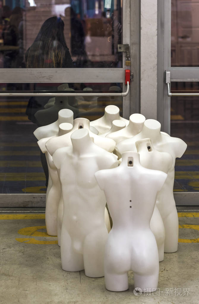 商店关门时裸露的人体模型