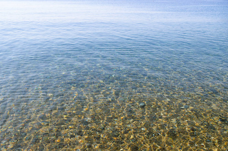 海底沙子干净,清澈的水,海底和沙子在海洋蓝色.照片