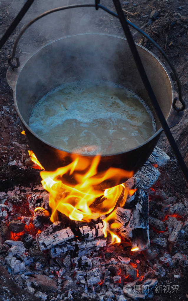 在篝火锅上准备食物