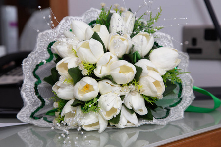 新娘的白色鞋子和地板上的花束