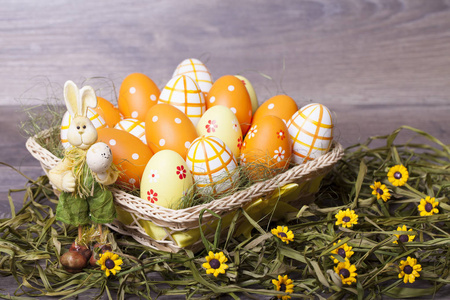 木制背景上有鸡蛋的复活节装饰