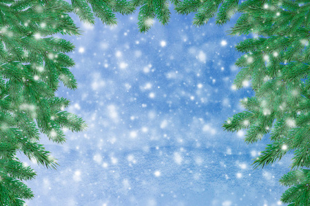 有雪的冬季景观。 圣诞节背景与冷杉枝和圣诞球。梅里圣诞节和新年快乐贺卡与复制空间。
