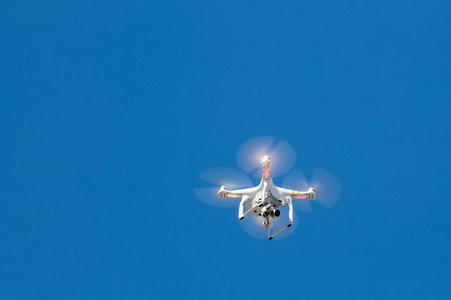 蓝天视频白色复印机飞向天空无人机照相机拍摄事件的视频孤立图像蓝天