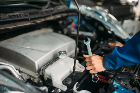 工人修理车身, 修理维修工修理损坏的汽车后, 在路上撞车.