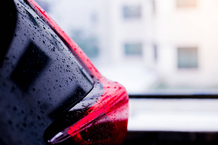 选择性聚焦雨水滴在黑色汽车纹理和抽象背景。