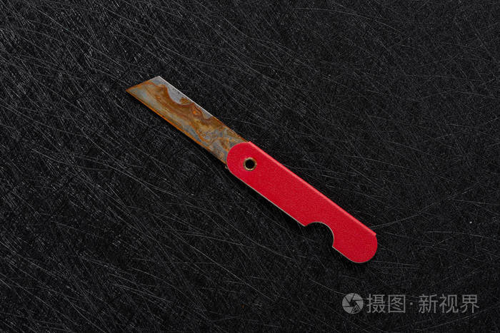 在黑暗的背景上看到生锈的刀