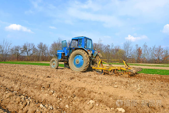 拖拉机上的处理田地
