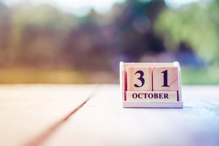 季节性假期和 hygge 概念木砖块显示1月1日或新年的日期和月日历