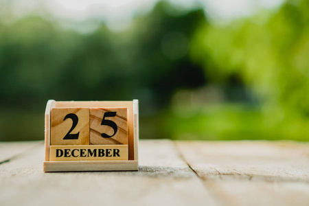 木砖块显示日期和月份日历12月25日或圣诞节.