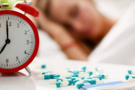 妇女生病服用药物睡在床上