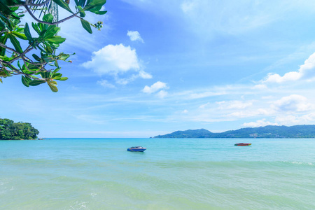美丽的波浪在海滩，清澈的水，白色的沙子在你的霍利迪在安达曼海普吉岛泰国。