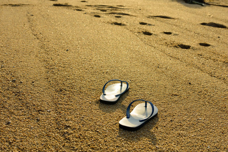 海滩上的白色凉鞋
