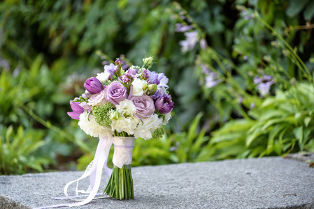 结婚花束。 美丽的婚礼花束和鲜花。