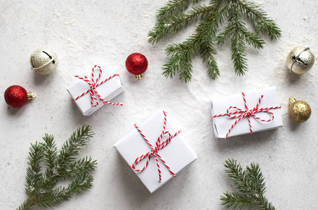 圣诞作文与礼品盒，冷杉树枝，金球在白色背景。 圣诞节节日概念。