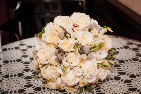 白色玫瑰婚礼花束放在桌子上