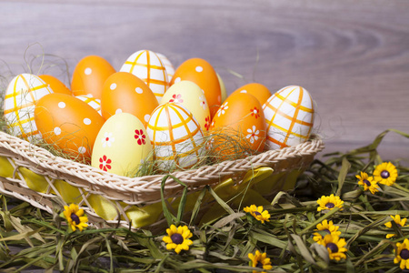 木制背景上有鸡蛋的复活节装饰