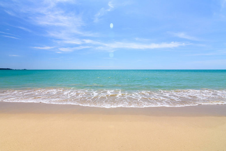 美丽的安达曼海清澈的瓦特白沙在您的假期在普吉岛泰国。