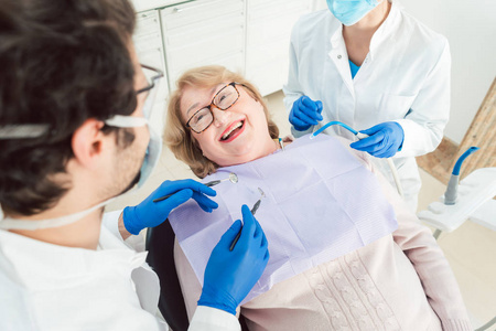 牙医小组在手术中与资深病人交谈