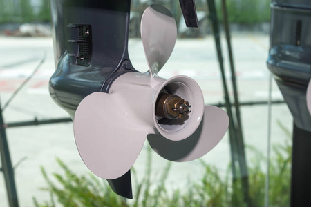 快艇的新螺旋桨图片