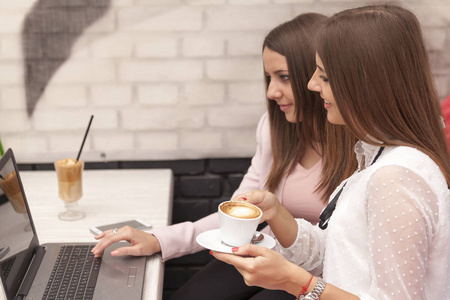 两位年轻的商务女性在一次咖啡休息会议上选择性地集中注意力和小的视野深度。