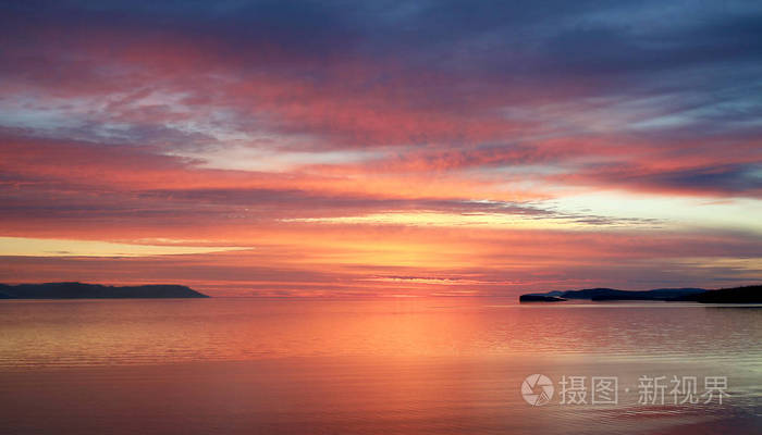 日落时海湾海上明亮的日出景观清晨的火红湖面上黎明寂静