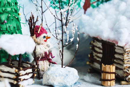 冬天院子里的儿童工艺品在雪 房子, 树, 好吧, 雪人