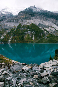 在瑞士阿尔卑斯山的霍瓦尔德湖欣赏美丽的绿松石水