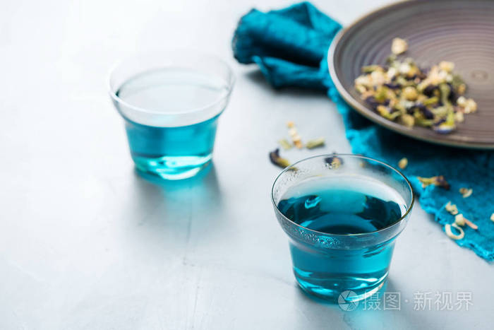 蓝色蝴蝶豌豆花茶在桌子上的玻璃杯里 健康排毒饮料照片 正版商用图片13z86c 摄图新视界