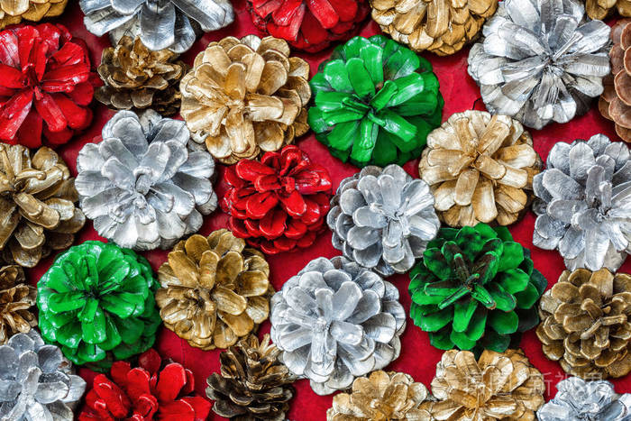 彩色松果的背景作为圣诞背景俯视图