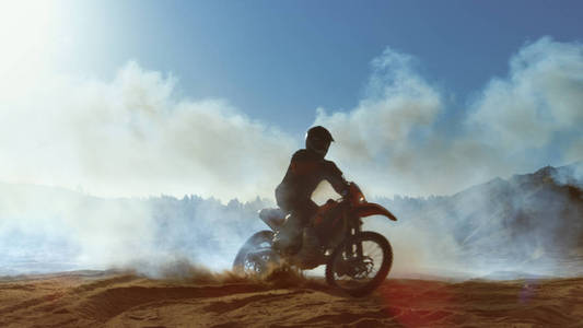 专业的摩托车越野FMX摩托车骑手驾驶通过烟雾和薄雾在土路轨道上。
