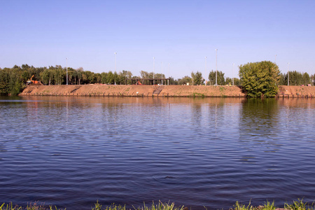 秋季莫斯科公园河堤景观。 莫斯科城市景观与河流。