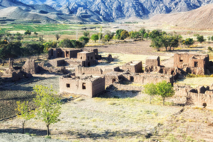 被遗弃的伊朗老村庄在沙漠附近的亚兹德市由粘土墙和
